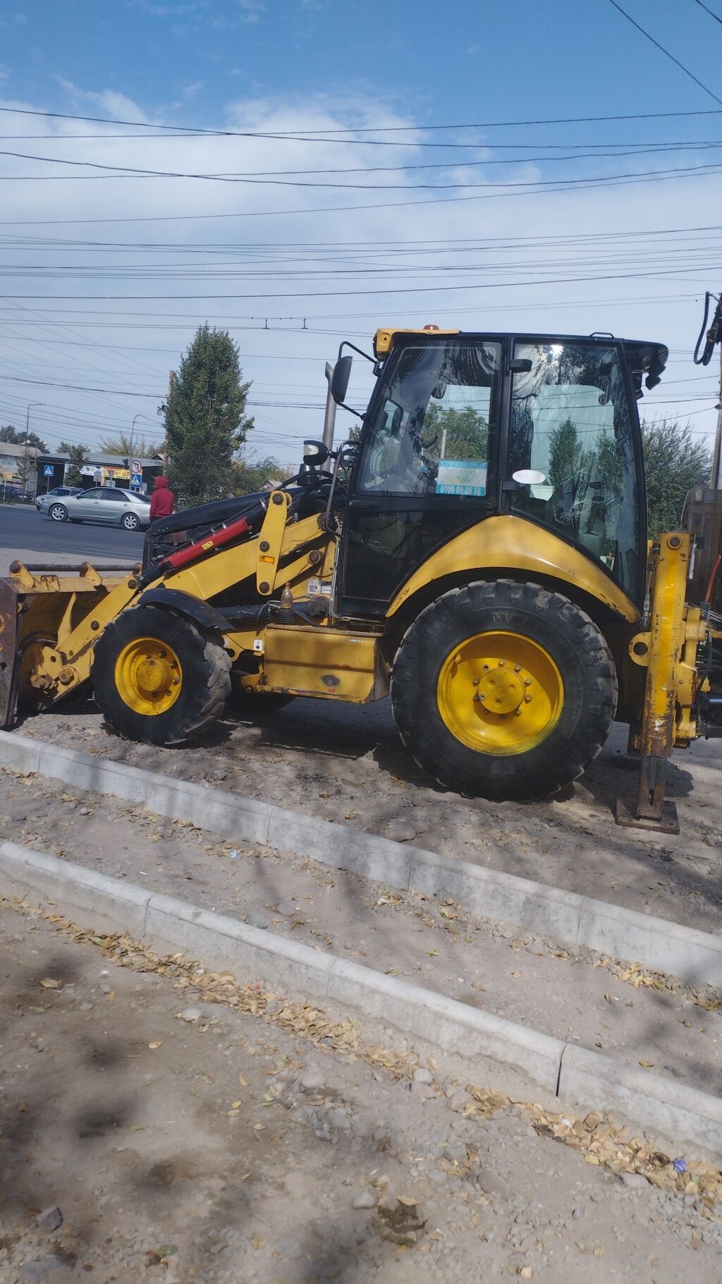 Экскаватор-погрузчик Caterpillar: котлованы, фундаменты, снос