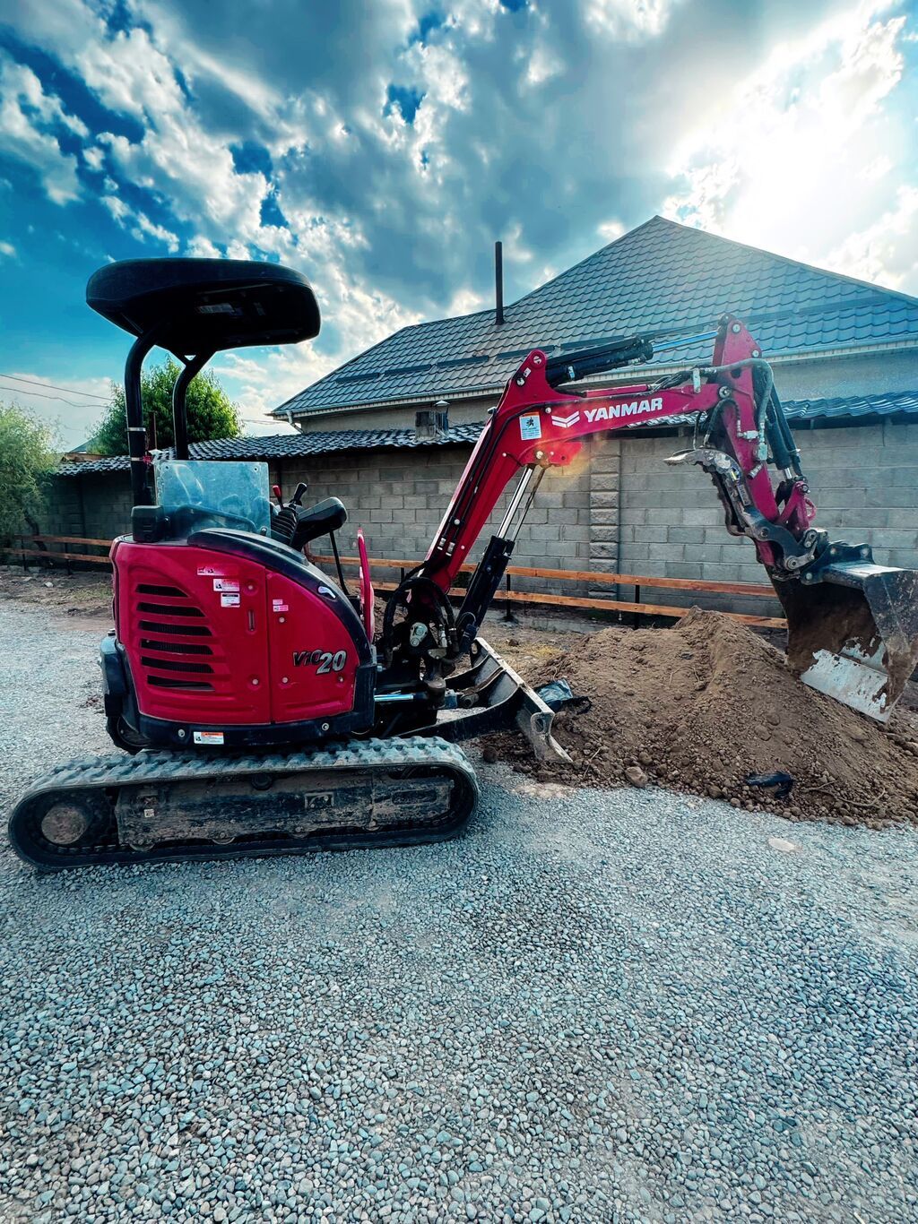 Мини-экскаватор Yanmar ViO20: заедет в узкий двор и через ворота