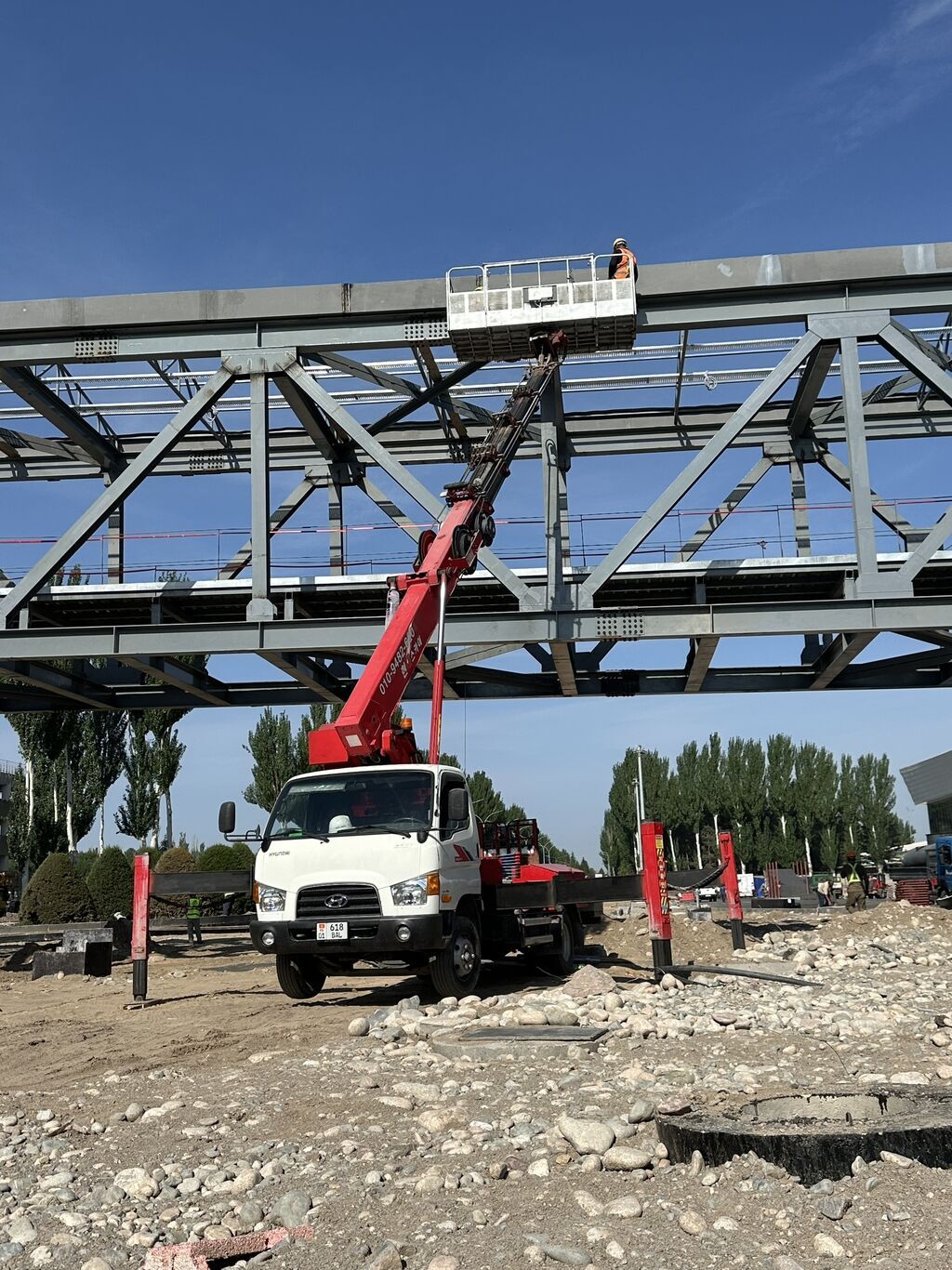Автовышка 28 метров - высотные работы по Бишкеку