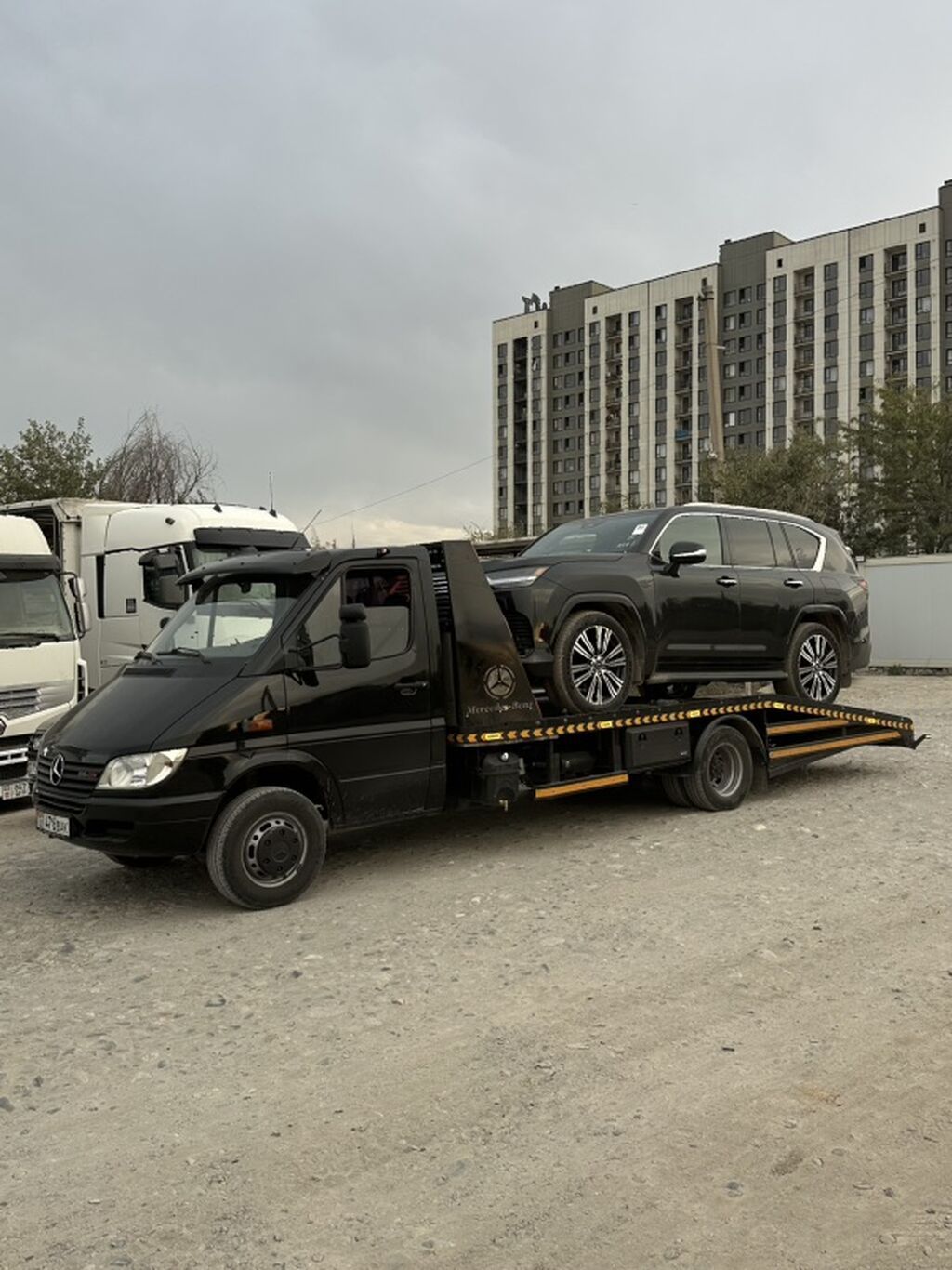 Эвакуатор на Mercedes-Benz с низкой платформой и лебедкой